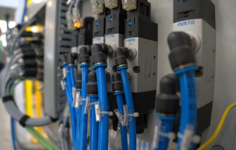 Leia mais sobre o artigo Eficiência na Indústria: Como a Automação Reduz Custos e Aumenta a Produtividade